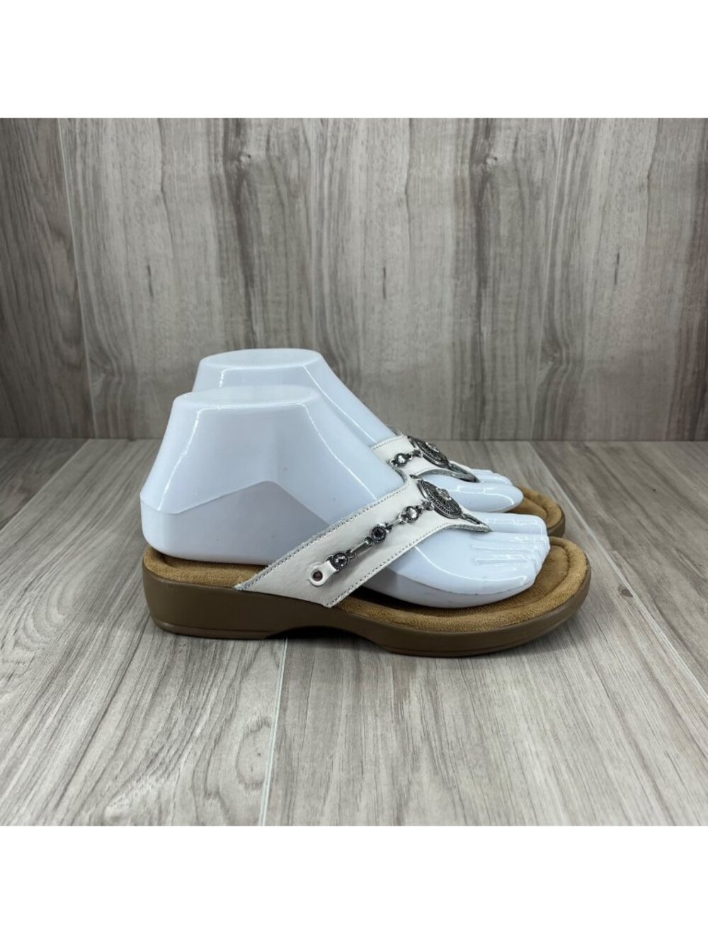 Minnetonka Flip Flops Womens 6 Silverthorne White Leather Slip On Thong Sandals